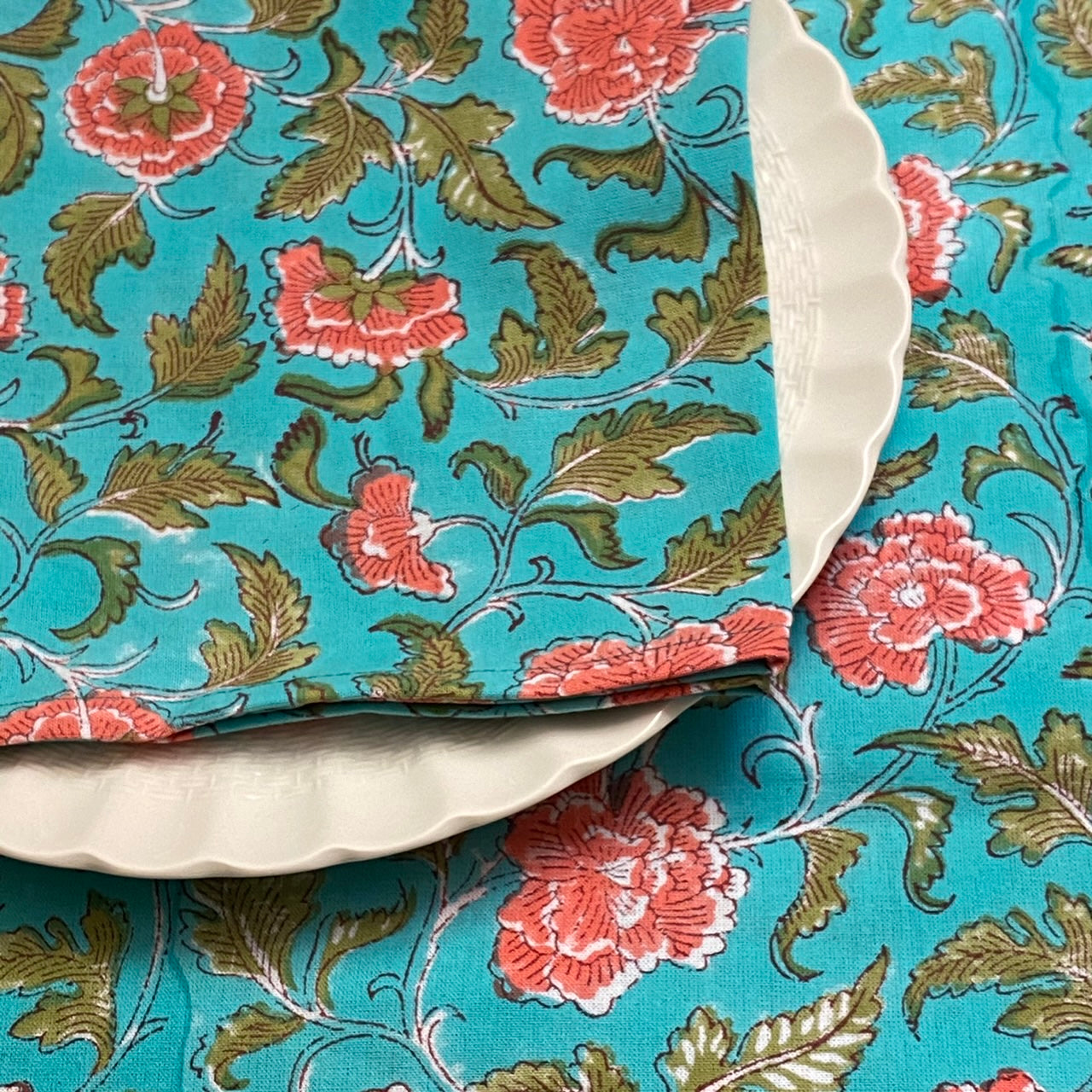 Mantel turquesa con flores en color coral