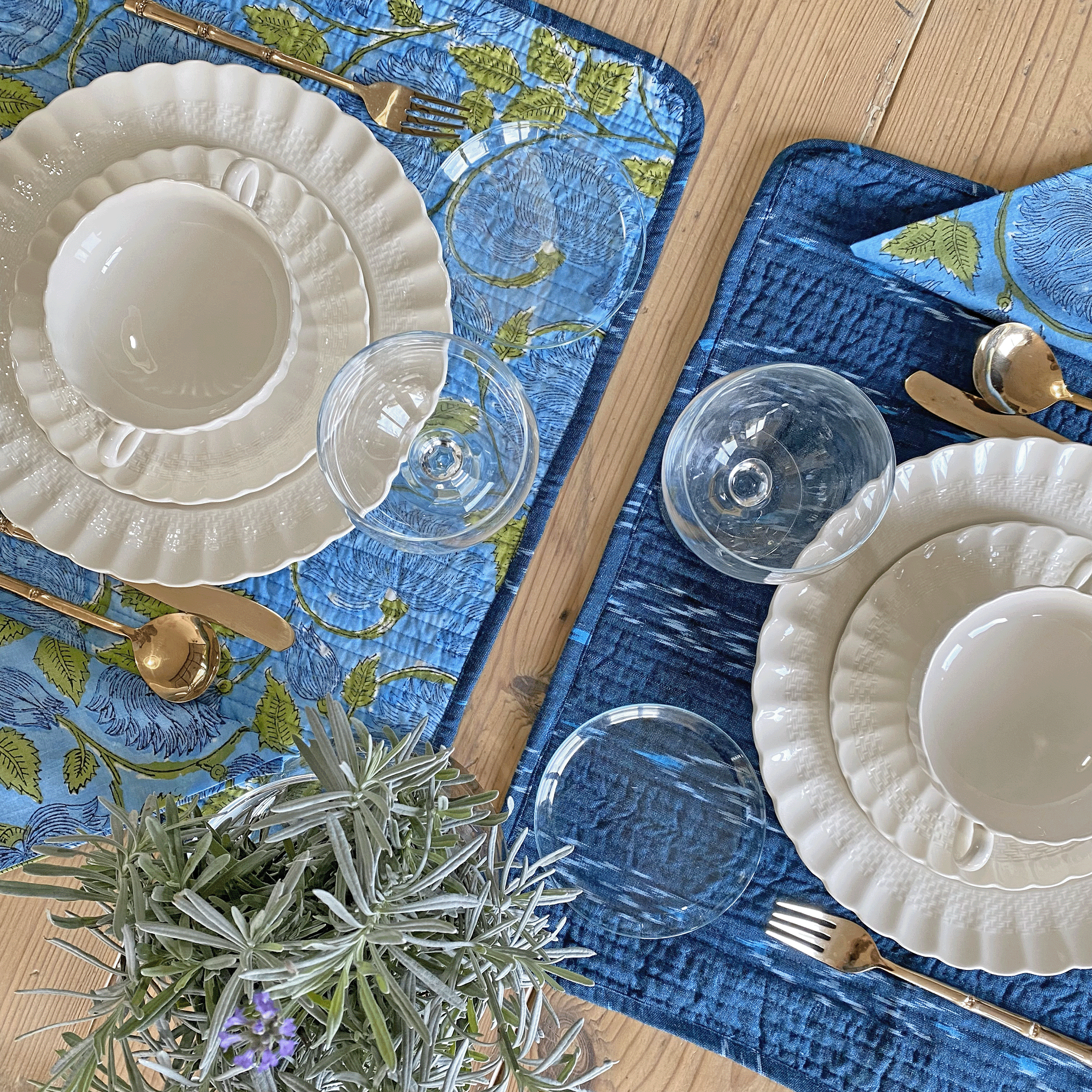 Individual y servilleta Ikat azul