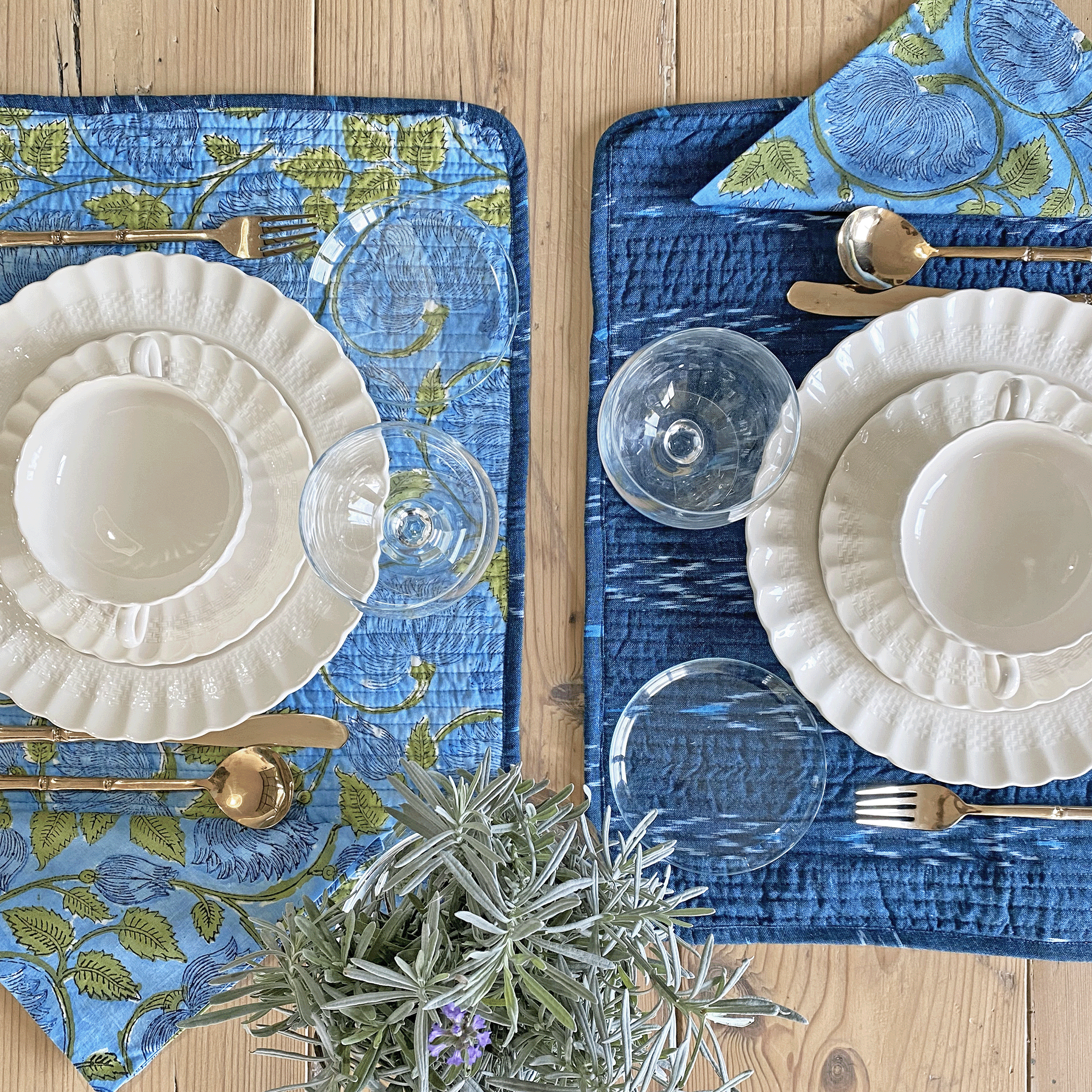 Individual y servilleta Ikat azul