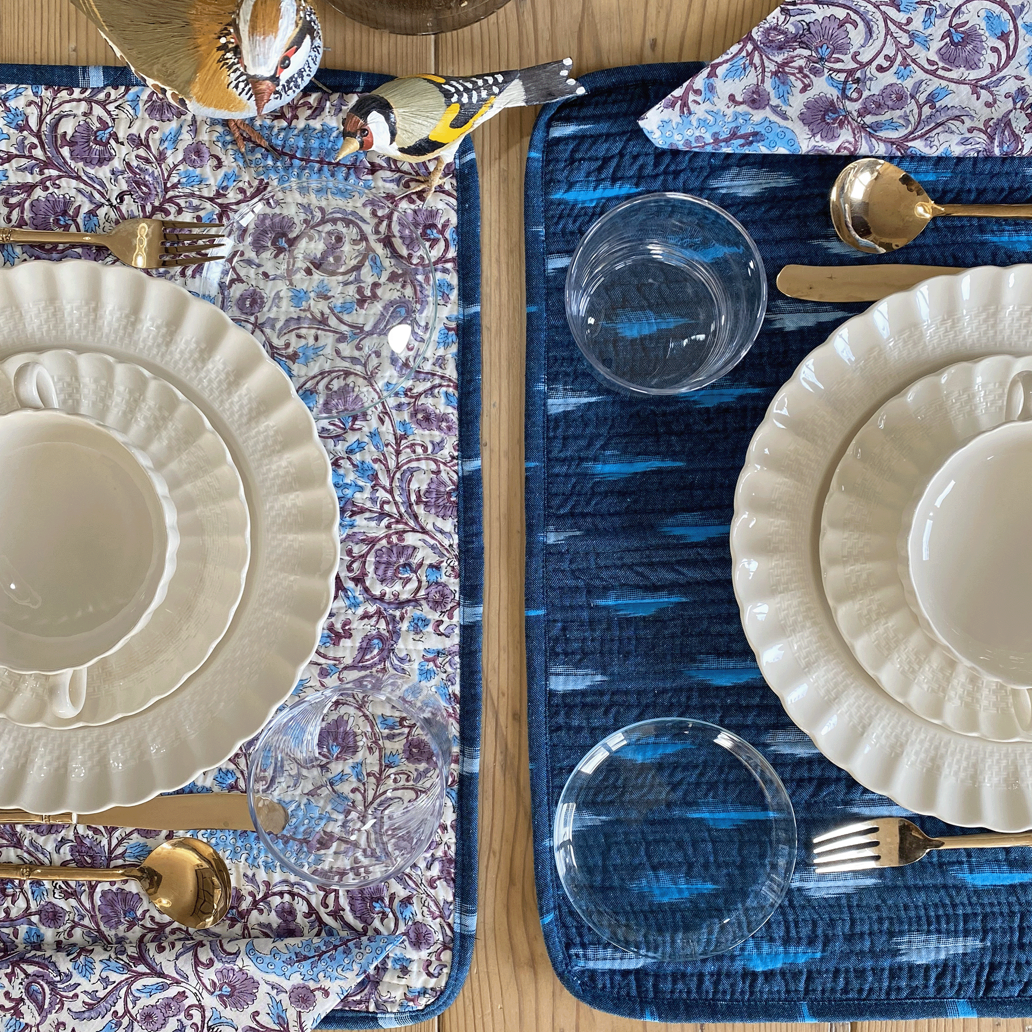 Individual y servilleta Ikat azul y turquesa